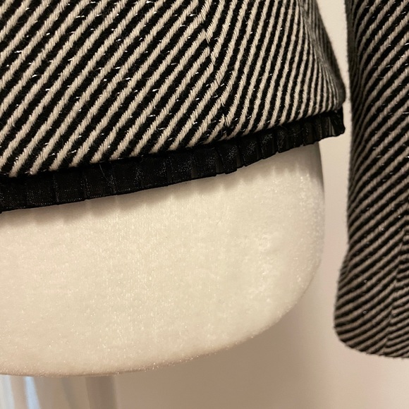 Tahari Arthur S. Levine Blazer Black/Light Cream Fabric Silver threading
Size 4 - Picture 7 of 9